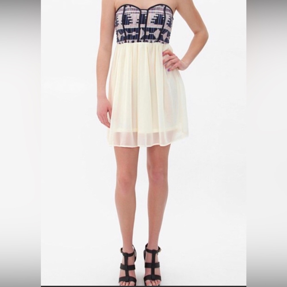 Buckle Dresses | Daytrip Embroidered Strapless Dress | Size: Medium